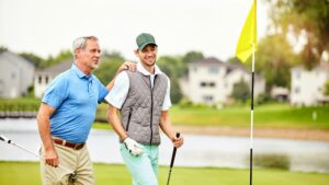 Vater und Sohn auf dem Golfplatz