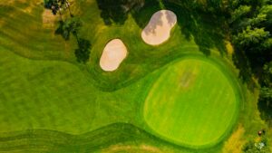 Blick von oben auf einen Golfplatz